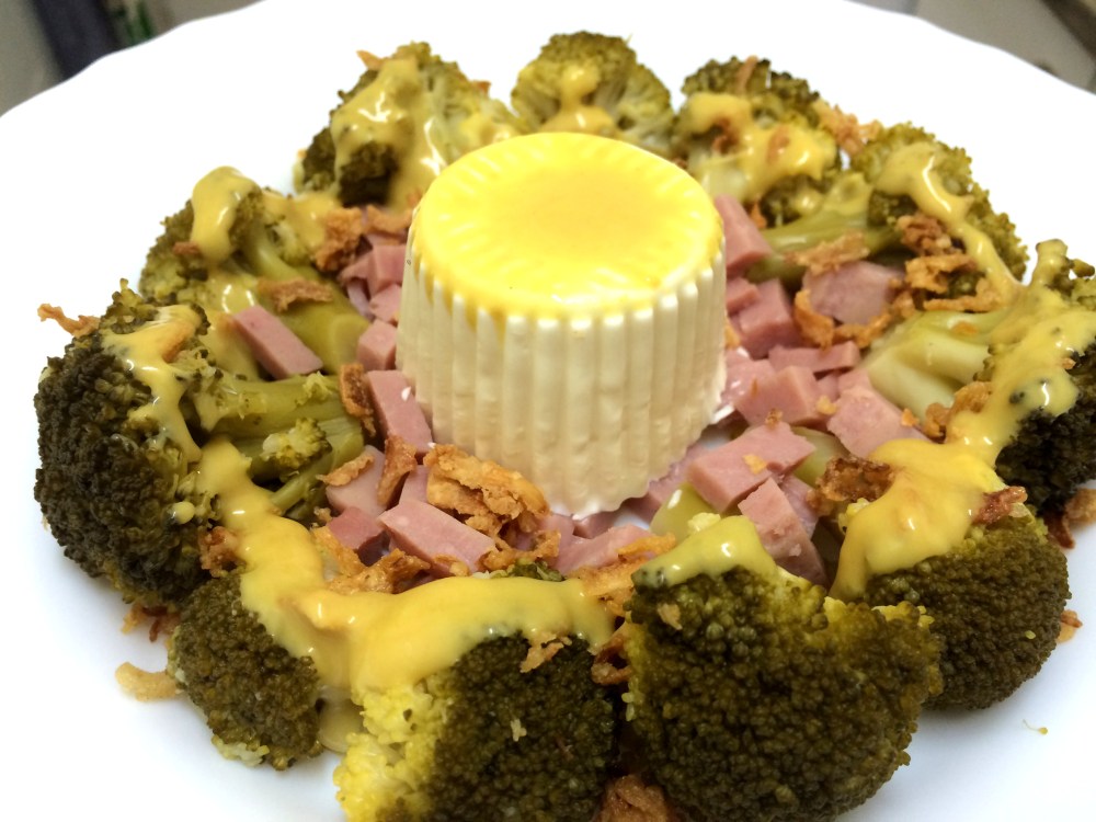 ensalada de brócoli con cebolla crujiente y salsa de mostaza y miel (1).JPG